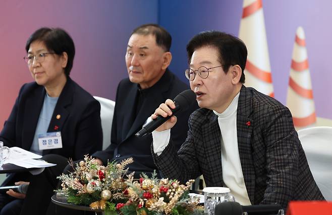 이재명 대통령이 24일 서울 서대문구 신촌세브란스 연세암병원 중입자치료센터에서 열린 희귀질환 환우·가족 간담회에서 발언하고 있다. [연합]