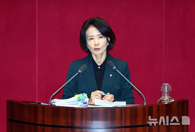 [서울=뉴시스] 김명년 기자 = 23일 서울 여의도 국회에서 열린 제430회국회(임시회) 제2차 본회의에서 최수진 국민의힘 의원이 정보통신망 이용촉진 및 정보보호 등에 관한 법률 일부개정법률안(대안)에 대한 반대 무제한토론(필리버스터)을 하고 있다. 2025.12.23. kmn@newsis.com