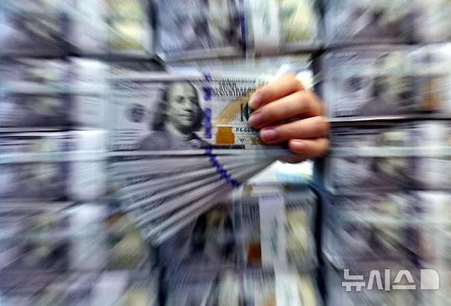 [서울=뉴시스] 박주성 기자 = 지난달 우리나라 외환보유액이 6개월째 상승세를 이어가며 4300억달러를 넘어섰다.한국은행이 3일 발표한 '2025년 11월 말 외환보유액'에 따르면 지난달 말 기준 외환보유액은 4306억6000만달러로 전월말 대비 18억4000만달러 증가했다. 지난 6월 반등 이후 여섯달 째 상승세를 이어갔다. 사진은 3일 서울 중구 하나은행 위변조대응센터에서 관계자가  보유중인 달러를 정리하고 있는 모습.2025.12.03. park7691@newsis.com