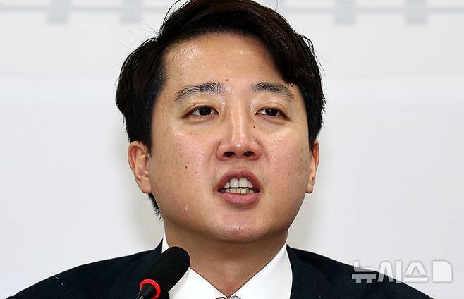 [서울=뉴시스] 김명년 기자 = 이준석 개혁신당 대표가 24일 오전 서울 여의도 국회에서 열린 최고위원회의에서 발언하고 있다. 2025.12.24. kmn@newsis.com