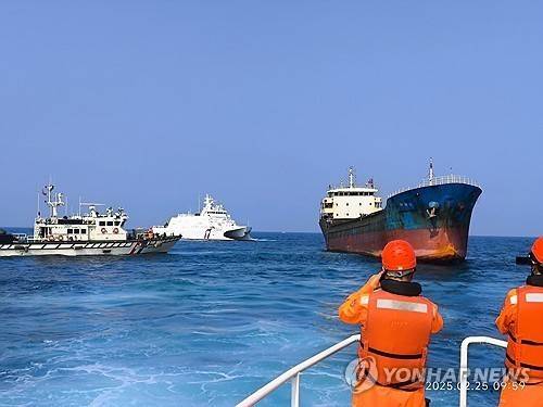 지난 2월 대만에 나포된 화물선 훙타이58호(오른쪽) [대만 해양경비대/EPA=연합뉴스 제공]