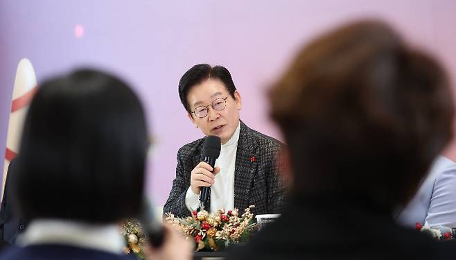 이재명 대통령이 24일 서울 서대문구 신촌세브란스 연세암병원 중입자치료센터에서 열린 희귀질환 환우·가족 간담회에서 참석자 질문에 답하고 있다. 연합뉴스