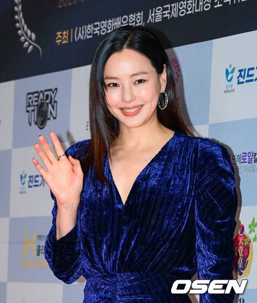 [OSEN=지형준 기자] 10일 오후 서울 용산 서울드래곤시티에서 2025 서울국제영화대상 시상식이 열렸다.지난 2012년 '스타의 밤 – 대한민국 톱스타상 시상식'으로 시작해 올해로 13회째를 맞이한 이번 시상식은 2024년 8월부터 2025년 11월까지 개봉된 영화와 OTT 플랫폼을 통해 방영된 작품들을 대상으로, 공정하고 엄격한 심사를 통해 선정된 감독과 배우들에게 시상을 하는 명실상부 올 한 해를 총결산하는 영화인들의 축제다.배우 이하늬가 포즈를 취하고 있다. 2025.12.10 /jpnews@osen.co.kr