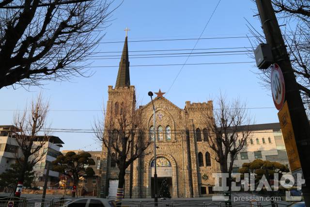 ▲ 116년의 역사를 지닌 영주제일교회 본당 전경. 석조 예배당과 성탄 장식이 어우러진 모습 속에서 지역 신앙공동체의 중심으로서 이어져 온 교회의 시간을 보여주고 있다. ⓒ 프레시안(최홍식)ⓒ
