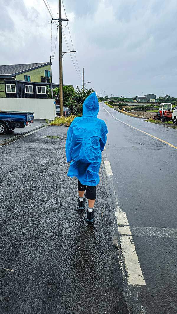 출발 직후 걷는 모습.