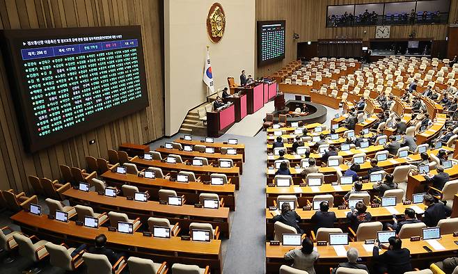24일 국회에서 열린 12월 임시국회 본회의에서 허위조작근절법이 민주당 주도로 처리되고 있다. 연합뉴스