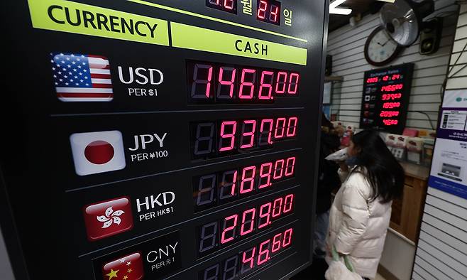 외환당국의 구두 개입으로 환율이 급락한 24일 서울 시내의 한 환전소 전광판에 각국 화폐별 환율 정보가 나타나고 있다. 이날 환율은 전날보다 1.3원 오른 1484.9원으로 개장한 후 외환당국의 고강도 구두개입에 힘입어 1440원대 수준으로 내려앉았다. 뉴스1