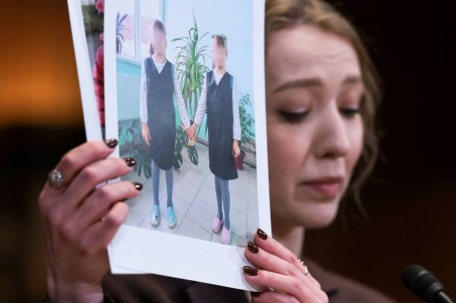 미국 워싱턴DC 상원 예산위원회 산하 소위원회 청문회에서 우크라이나 지역인권센터 소속 변호사 카테리나 라셰프스카가 러시아의 우크라이나 아동 납치에 관한 증언을 하고 있다. 라셰프스카는 우크라이나 아동 최소 2명이 북한 수용소로 강제 이송됐다고 증언했다. 워싱턴DC 로이터 연합뉴스