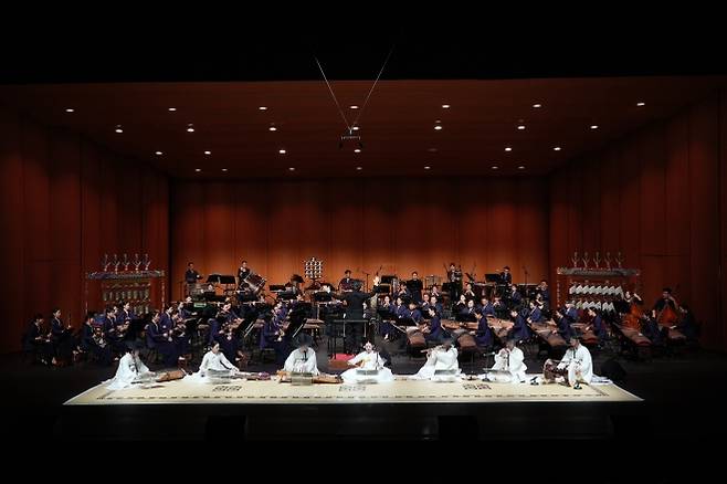 국악을 기반으로 한 국립 단체가 만드는 신년음악회가 다양한 프로그램으로 관객을 만날 채비를 끝냈다. 국립극장 전속단체 국립국악관현악단은 신작을 선보이고, 국립국악원(사진)은 소속 단체가 모두 참여하는 협업 무대를 꾸민다. 국립국악원 제공