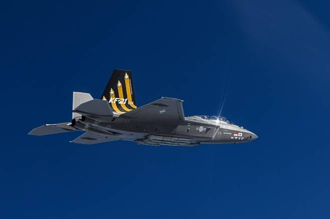 한국형 전투기 KF-21이 시험 비행을 하고 있다. 폴란드가 공군 전력 증강을 위해 차기 전투기 도입을 검토하는 과정에서 KF-21도 후보군에 포함됐다. KAI 제공