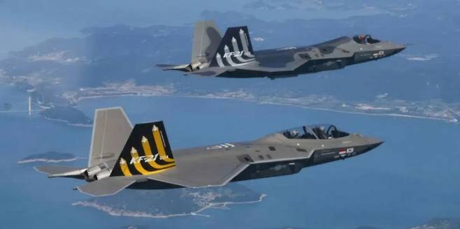 한국형 전투기 KF-21 시제기들이 편대 비행을 하고 있다. KF-21은 다수 기체 운용을 전제로 한 비용 대비 전력 효율 측면에서 차기 전투기 후보로 거론되고 있다. KAI 제공