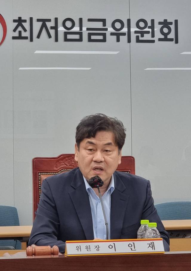 이인재 최저임금위원장이 지난해 7월 12일 새벽 정부세종청사 최저임금위원회 회의실에서 제11차 전원회의를 마친 뒤 취재진 질문에 답하고 있다. 연합뉴스