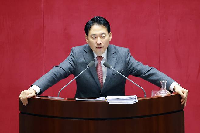 장동혁 국민의힘 대표가 23일 국회에서 열린 12월 임시국회 본회의에서 12·3 윤석열 비상계엄 등에 대한 전담재판부 설치 및 제보자 보호 등에 관한 특별법에 대한 무제한 토론하고 있다. ⓒ연합뉴스