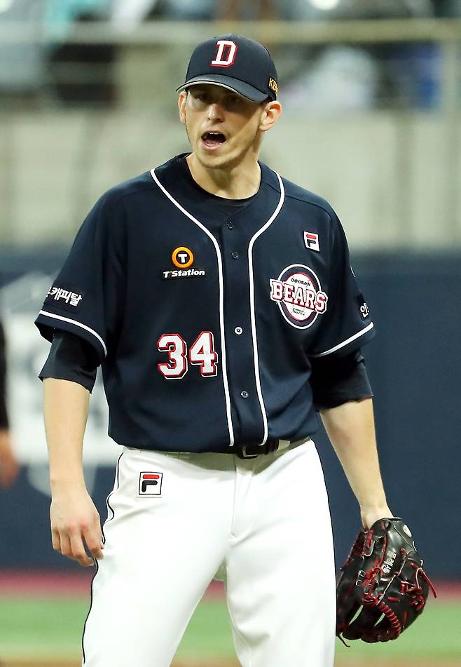 2020년 이후 6년만에 두산 유니폼을 입은 크리스 플렉센은 팀의 에이스 역할을 해야 한다는 책임감이 크다. 그가 절대적 에이스로서 역할을 해줘야 두산도 올해 9위에 그쳤던 아쉬움을 씻을 수 있다. 뉴시스