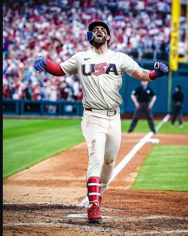 브라이스 하퍼가 24일 2026 WBC 출전 의사를 밝히며 대표팀 유니폼을 입은 사진을 소셜미디어에 올렸다.