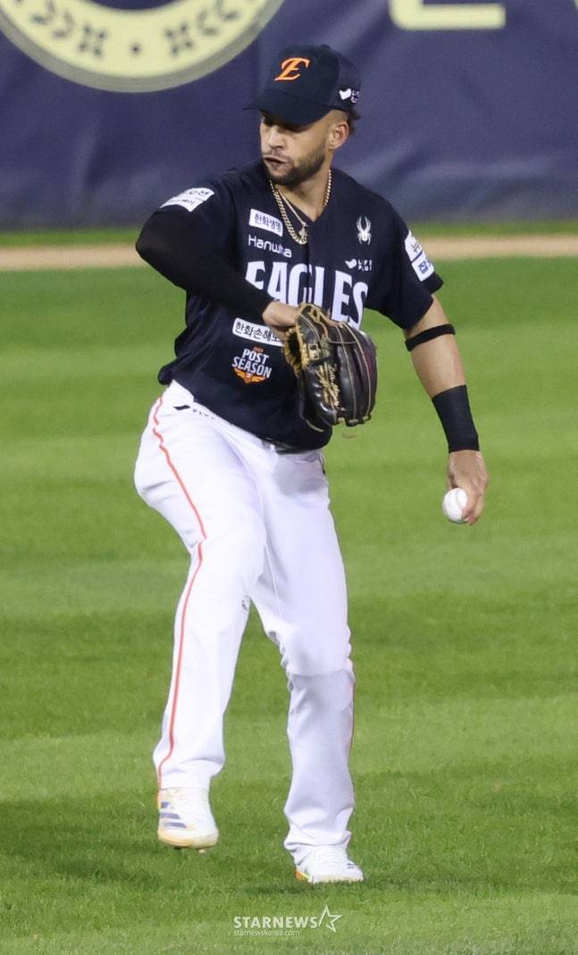 지난 10월 한국시리즈 2차전서 호수비를 펼쳤던 리베라토의 모습. /사진=김진경 대기자