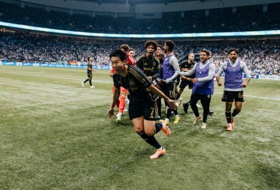 손흥민이 지난 11월 캐나다 밴쿠버 BC 플레이스에서 열린 미국 메이저리그 사커(MLS)컵 플레이오프(PO) 콘퍼런스 준결승(8강)에서 프리킥 동점골을 넣고 달려가고 있다. /사진=로스앤젤레스FC 공식 사회관계망서비스(SNS)