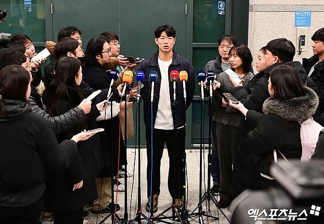 미국프로야구 메이저리그(MLB) 샌디에이고 파드리스와 4년 계약을 맺은 송성문이 23일 오전 인천국제공항을 통해 귀국했다. 송성문이 입국장에서 취재진과 인터뷰를 나누고 있다. 앞서 AP통신은 22일 송성문이 샌디에이고와 4년 총액 1500만 달러(약 222억원)에 계약을 맺었다고 보도했다. 계약금은 100만 달러, 연봉은 총 900만 달러(2026년 250만 달러, 2027년 300만 달러, 2028년 350만 달러 등 총 900만 달러)다. 인천공항, 박지영 기자