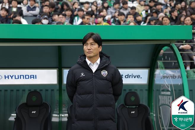 K리그1 전북현대는 24일 구단 공식 홈페이지를 통해 정정용 전 김천상무 감독을 제10대 사령탑으로 선임했다고 발표했다. 정 감독은 지난 6일 전북 지휘봉을 내려놓은 거스 포옛 감독의 후임으로 임명됐다. 지도자 데뷔 후 처음으로 K리그1 빅클럽 지휘봉을 잡은 정 감독은 무거운 책임감을 느낀다고 고백하면서 팬들이 자부심을 느낄 수 있는 축구를 선보이겠다며 각오를 드러냈다. 한국프로축구연맹 제공