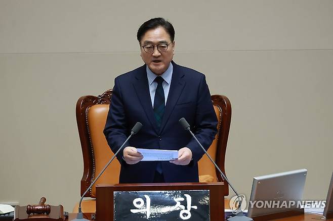 주호영 부의장에게 필리버스터 사회 요구하는 우원식 국회의장 (서울=연합뉴스) 신현우 기자 = 우원식 국회의장이 23일 국회에서 열린 12월 임시국회 본회의에서 주호영 국회부의장에게 필리버스터 사회를 요청하고 있다. 2025.12.23 nowwego@yna.co.kr