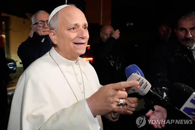기자 질문에 답하는 레오 14세 교황 [AP=연합뉴스 자료사진. 재판매 및 DB 금지]