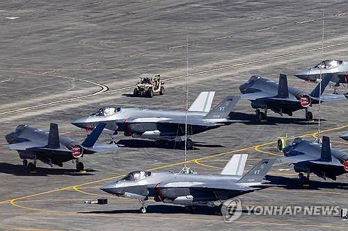 F-35A와 F-35B (세이바<미국령 푸에르토리코> 로이터=연합뉴스] 2025년 12월 23일 미국령 푸에르토리코의 세이바 소재 옛 루스벨트 로즈 해군기지에 세워진 미국 공군 F-35A와 미국 해병대 F-35B 근처를 한 군용 차량이 지나가고 있다. 2025.12.24.