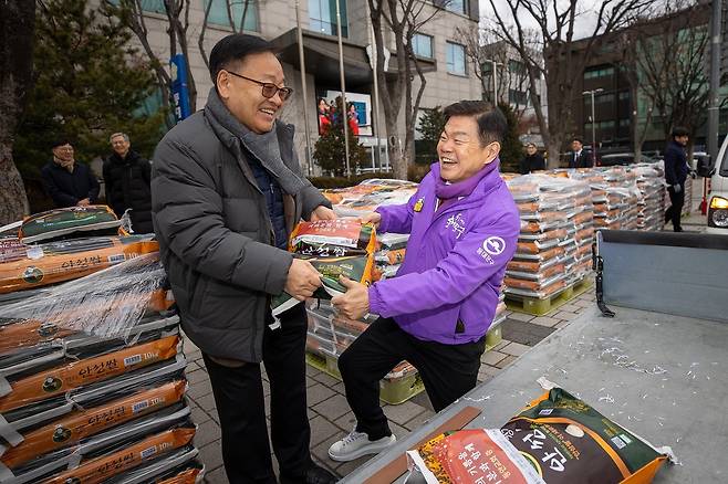 동대문구청 광장에 '사랑의 쌀'…동안교회 27t 기부 동대문구는 지난 23일 이문동 동안교회와 동안복지재단이 취약계층을 위해 백미 2만7천㎏(7천695만원 상당)을 기탁해왔다고 24일 밝혔다. 이필형 구청장(오른쪽)과 김형준 동안교회 담임목사가 쌀 포대를 들고 있다.[동대문구 제공. 재판매 및 DB 금지]