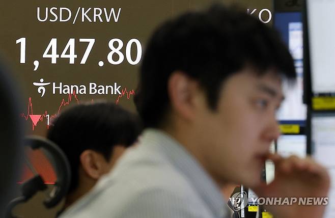 서울 중구 하나은행 본점 딜링룸 [연합뉴스 자료사진]