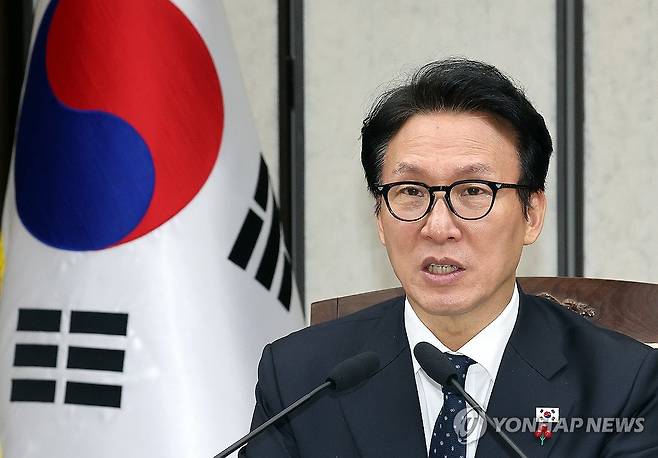 김민석 총리, 자살 예방 관계 장관회의 주재 (세종=연합뉴스) 배재만 기자 = 김민석 국무총리가 24일 정부세종청사 총리실 회의실에서 자살 예방 관계 장관회의를 주재하고 있다. 2025.12.24 scoop@yna.co.kr