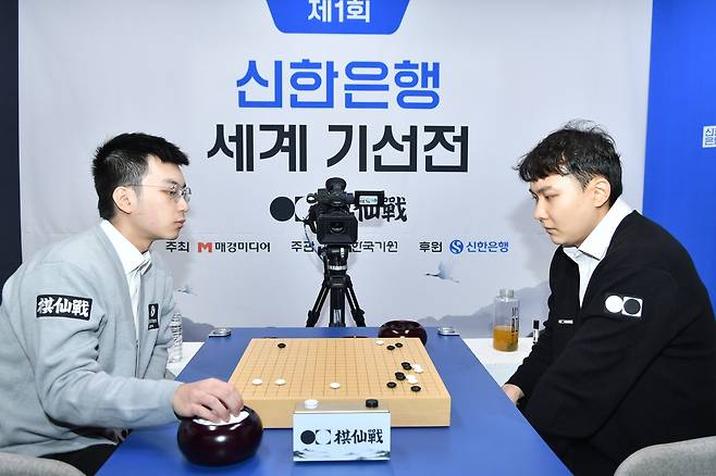 박정환(오른쪽) 9단이 세계기선전 32강에서 쉬하오훙 9단에게 승리했다. [한국기원 제공. 재판매 및 DB 금지]