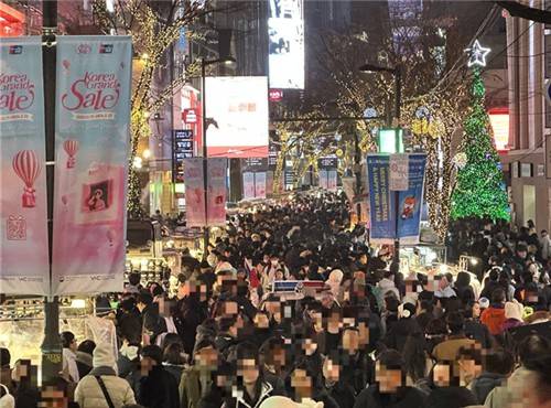 크리스마스이브 인파로 북적이는 명동 거리 크리스마스이브인 24일 오후 8시 40분께 서울 중구 명동 거리가 인파로 가득찬 모습. [촬영 조윤희 수습기자]