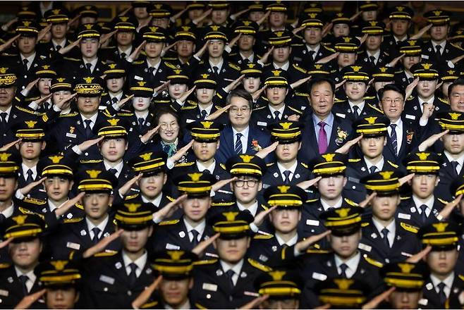 ▲ 19일 오전 경기아트센터에서 열린 2025년 신임 소방공무원 임용식에서 김동연 경기지사, 2025년 신임 소방공무원과 가족, 임상오 경기도의회 안행위원장, 전국 최초 소방서장 출신 광역의회 의원인 윤성근 도의원 등이 기념촬영을 하고 있다./사진제공=경기도