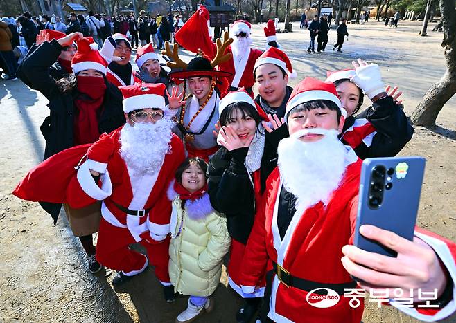 크리스마스를 맞은 25일 오후 용인시 한국민속촌에서 열린 '운좋은 산타' 행사에서 산타복을 입고 행사장을 찾은 시민들이 루돌프와 기념촬영을 하며 즐거운 시간을 보내고 있다. 김경민기자