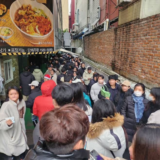 성심당 케이크를 구매하기 위해 몰린 대기줄 모습. &nbsp;방원기 기자 bang@