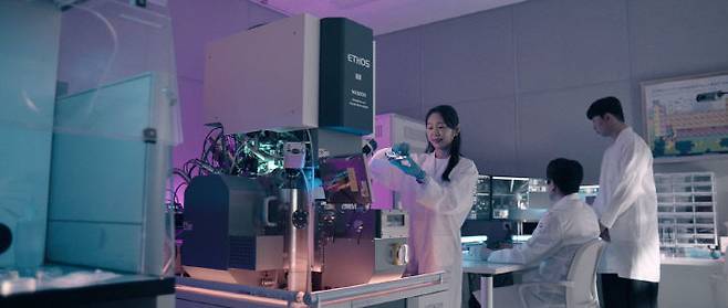 국립한밭대  학생들이 첨단 분석 장비를 활용해 정밀 실험과 데이터 분석을 수행하고 있다. /국립한밭대 제공