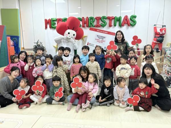 청주지방법원 어린이집 원아들이 사랑이에게 기적을 특별모금 성금을 충북모금회에 기탁했다./충북모금회 제공