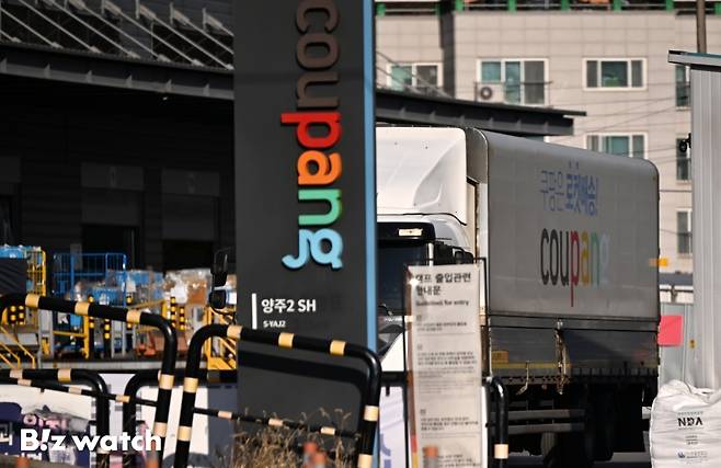 국내 이커머스 시장 1위 업체인 쿠팡에서 3천만건이 넘는 대규모 정보 유출 사고가 발생했다. 쿠팡은 현재까지 고객 계정 약 3천370만개가 유출된 것을 확인했다. 사진은 수도권의 한 쿠팡물류센터 모습./사진=이명근 기자 qwe123@