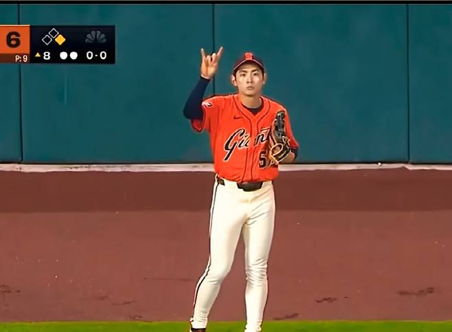 샌프란시스코 자이언츠 이정후가 아웃카운트를 착각해 잡은 타구를 관중석으로 던져버린 뒤 당황해하고 있다. 사진=중계화면 캡처