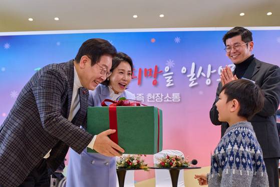 어린이에게 선물 주는 이재명 대통령 부부 〈출처=연합뉴스〉