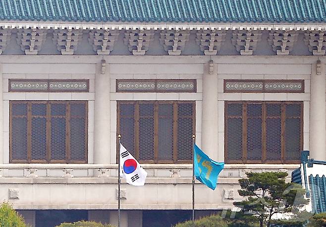 대통령 집무실이 청와대로 공식 이전함에 따라 오는 29일부터 봉황기가 청와대에 게양된다. 대통령실은 24일 언론 공지를 통해 "봉황기가 29일 0시 용산 대통령실에서 하기됨과 동시에 청와대에 게양된다＂고 밝혔다. 대통령실 공식 명칭도 봉황기 게양에 맞춰 청와대로 변경된다. 사진은 지난 2017년 6월9일 청와대에 걸린 봉황기 모습. (뉴스1 DB) 2025.12.24/뉴스1 ⓒ News1 김진환 기자