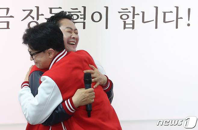 2024년 3월 22일 한동훈 국민의힘 총괄선대위원장 충남 보령시 서천군 장동혁 후보 선거사무소 개소식에서 장 후보와 포옹하고 있다. (공동취재) 2024.3.22/뉴스1 ⓒ News1 구윤성 기자