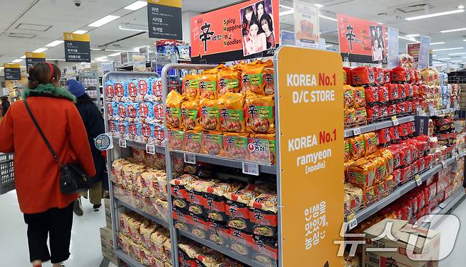 서울 한 대형마트 라면 진열대 모습. 2025.12.24/뉴스1 ⓒ News1 김명섭 기자
