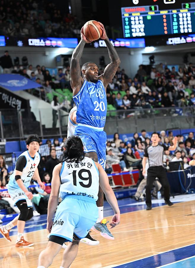 프로농구 한국가스공사 라건아가 25일 KT와 경기에서 리바운드 하고 있다.(KBL 제공)