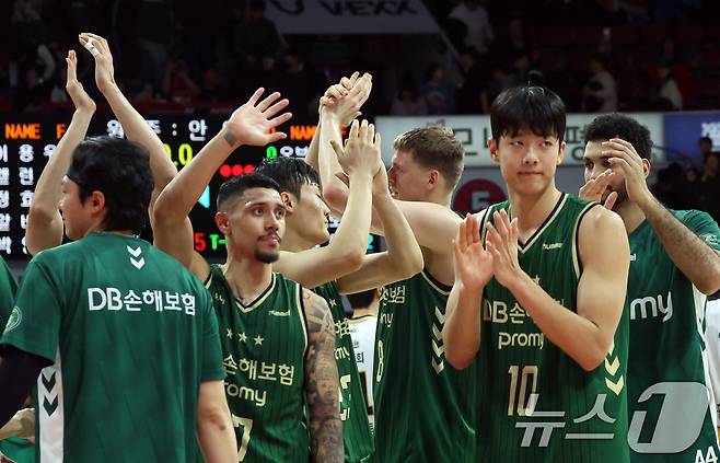 25일 오후 경기도 안양시 정관장아레나에서 열린 2025-2026 LG전자 프로농구 정규리그 안양 정관장과 원주 DB의 경기에서 69대 63으로 승리한 원주 DB 선수들이 하이파이브를 하고 있다. ⓒ News1 김명섭 기자