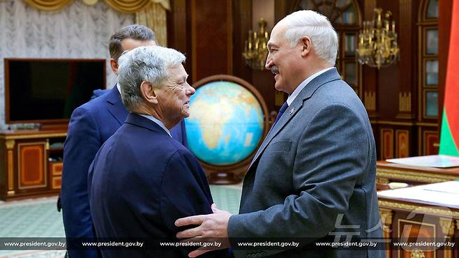 루카셴코 벨라루스 대통령(오른쪽)과 존 콜 미국 특사. 2025.12.12 ⓒ 로이터=뉴스1 ⓒ News1 이지예 객원기자