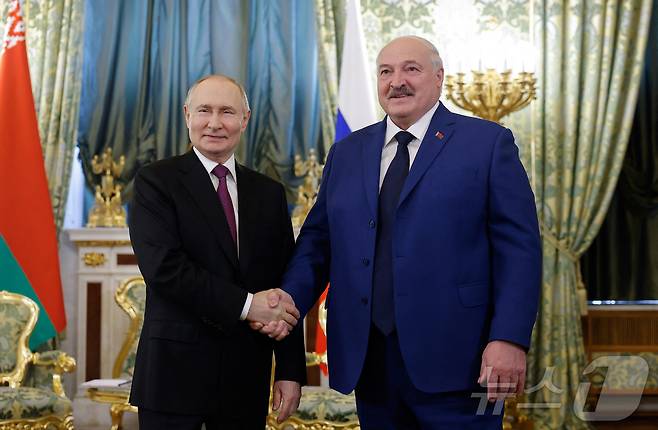 블라디미르 푸틴 러시아 대통령이 3월 13일(현지시간) 모스크바 크렘린 궁에서 알렉산드르 루카셴코 벨라루스 대통령과 만나 악수를 하고 있다. 2025.03.14 ⓒ 로이터=뉴스1 ⓒ News1 우동명 기자