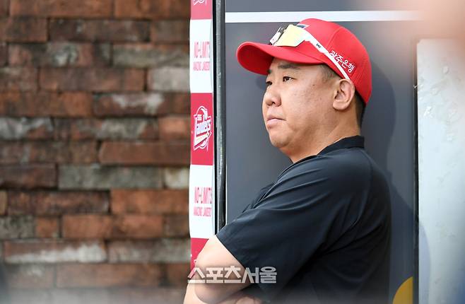 KIA 이범호 감독이 27일 인천SSG랜더스필드에서 열린 2025 KBO리그 SSG와 경기에서 그라운드를 바라보고 있다. 문학 | 박진업 기자 upandup@sportsseoul.com