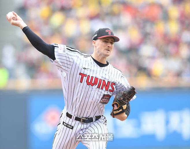 LG 톨허스트가 26일 서울 잠실구장에서 열린 2025 KBO 포스트시즌 한국시리즈 1차전 한화와 경기에서 역투하고 있다. 잠실 | 최승섭기자 thunder@sportsseoul.com