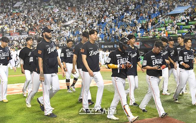 한화 선수들이 23일 서울 잠실구장에서 열린 2025 KBO리그 두산과 경기에서 2-13으로 패한 뒤 더그아웃으로 들어가고 있다. 한화는 10연승 마감했다. 잠실 | 박진업 기자 upandup@sportsseoul.com
