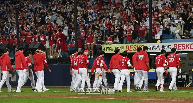 SSG 선수들이 14일 대구 삼성라이온즈파크에서 열린 2025 KBO리그 삼성과 준플레이오프 4차전에서 삼성 2-5로 패하며 1승 3패로 플레이오프 진출이 좌절된 뒤 팬들에게 고개 숙여 인사하고 있다. 대구 | 박진업 기자 upandup@sportsseoul.com